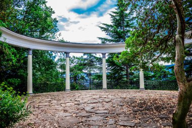 Colonnade Yalta Botanik bahçe içinde