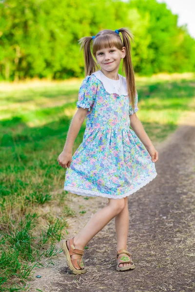 緑の芝生の上の陽気な少女 — ストック写真