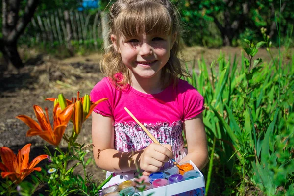 Petite fille mignonne joue avec les peintures pour le dessin. Couleurs de la nature . — Photo