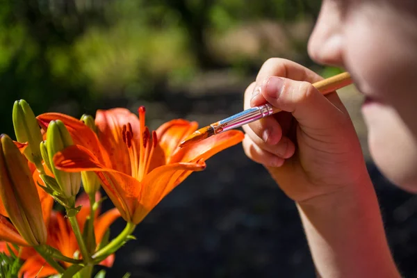 La bambina carina gioca con vernici per disegnare. Colori della natura . — Foto Stock