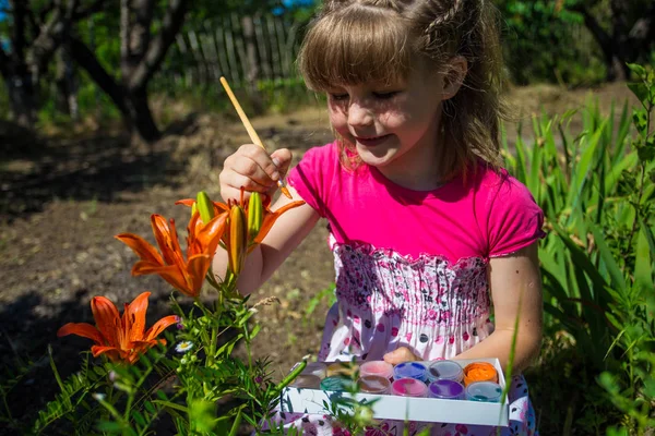 La bambina carina gioca con vernici per disegnare. Colori della natura . — Foto Stock