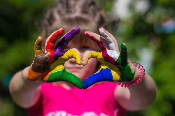 Дети руки в цветных красках сделать форму сердца, сосредоточиться на руках — стоковое фото