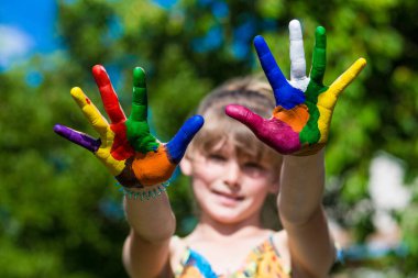 Küçük kız gösterilen eller, eller odaklanmak boyalı. El parmak