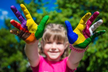Küçük kız gösterilen eller, eller odaklanmak boyalı. El parmak