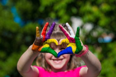 Çocuklar ellerinde renk boyalar yapmak kalp şekli, ellerde odaklan