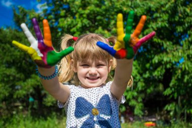 Sevimli kız ellerini gösterilen parlak renklerde boyanmış. El parmak.