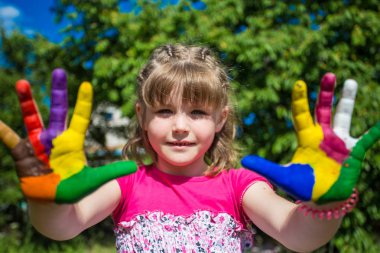 Sevimli kız ellerini gösterilen parlak renklerde boyanmış. El parmak.