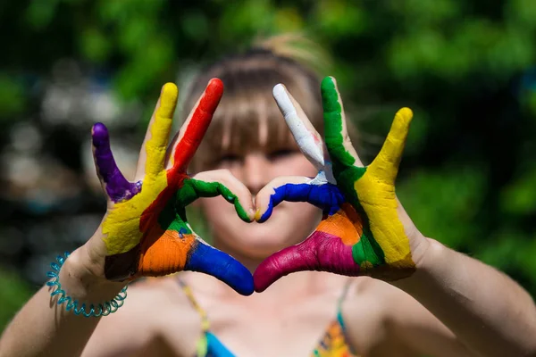 Les mains des enfants dans les peintures de couleur font une forme de coeur, se concentrer sur les mains — Photo