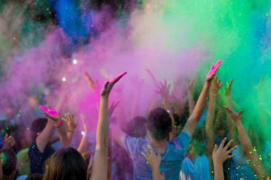 Holi Festivali renkli. Bayram kutlama. Bulutlar havada renkli boya