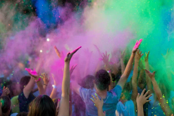 Holi Festivali renkli. Bayram kutlama. Bulutlar havada renkli boya