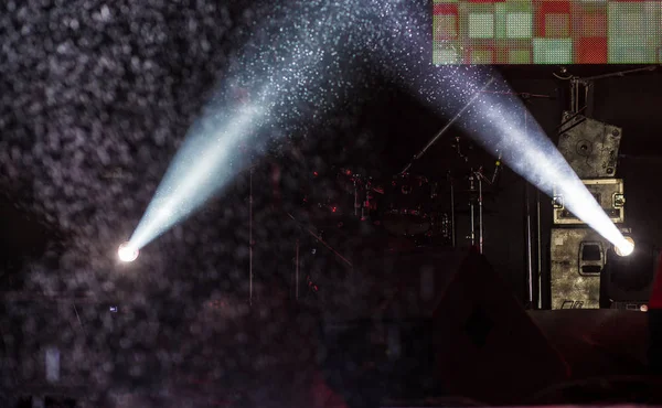 Un haz de luz de un proyector en un concierto bajo la lluvia, proyector bajo la lluvia — Foto de Stock