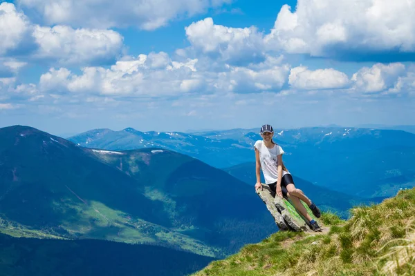 Mladá žena turistické na okraji útesu hory výhled — Stock fotografie