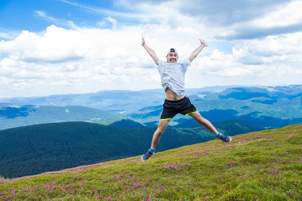 Felice bel turista uomo saltare in alto nel cielo per la gioia — Foto Stock