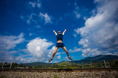 Yalnız ufuk çizgisinin üstündeki çim tepedeki sevinç için atlama dostum