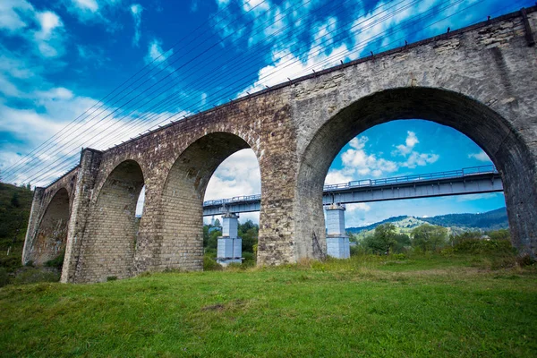 El puente histórico ferroviario de piedra más largo de Europa — Foto de Stock