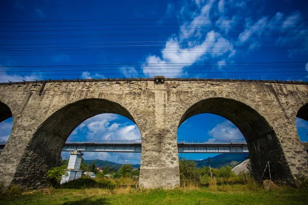 De langste oude historische stenen spoorwegbrug in Europa — Stockfoto