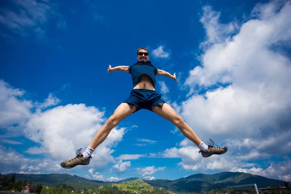 Yalnız ufuk çizgisinin üstündeki çim tepedeki sevinç için atlama dostum