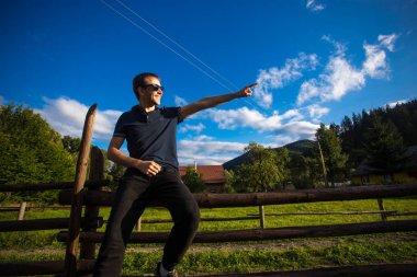 Yakışıklı genç bir adam bir şey güneş gözlüğü Point