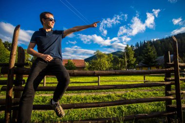 Yakışıklı genç bir adam bir şey güneş gözlüğü Point