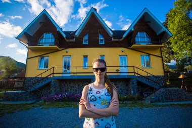 Mutlu işkadını yeni eve yakın duran