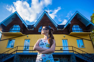 Mutlu işkadını yeni eve yakın duran