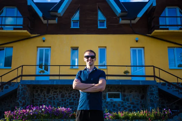 Счастливый бизнесмен стоит рядом со своим новым домом — стоковое фото