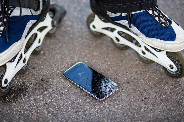 Smart phone with cracked screen — Stock Photo, Image