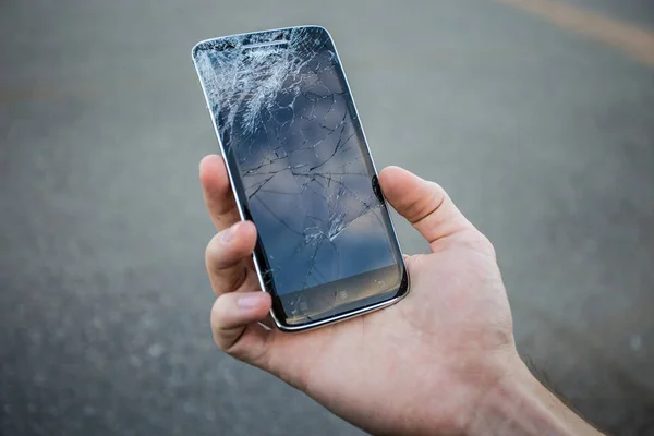 Smartphone con pantalla agrietada — Foto de Stock