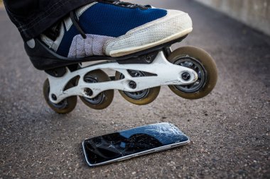 Kırık ekran ile akıllı telefon