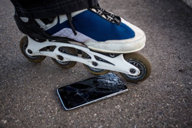 Kırık ekran ile akıllı telefon