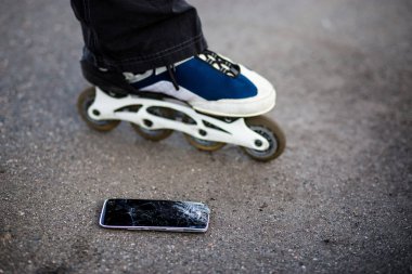 Kırık ekran ile akıllı telefon