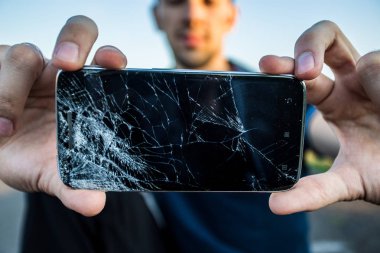 Kırık ekranlı akıllı telefon
