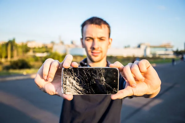 Teléfono inteligente con pantalla agrietada — Foto de Stock