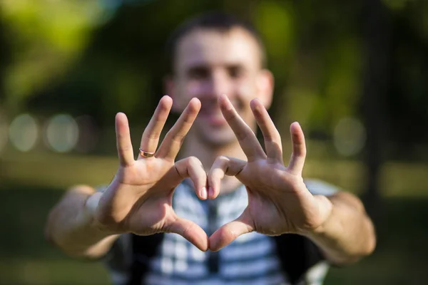 Młody człowiek sprawia, że ręce w kształcie serca miłość — Zdjęcie stockowe