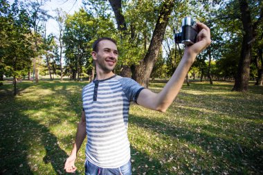 Genç adam selfie retro kameraya alıyor