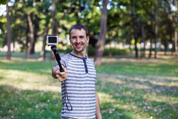 アクション カメラで selfie を取って若い男 — ストック写真