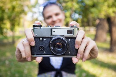 Eller eski vintage kamera tutan genç kadın