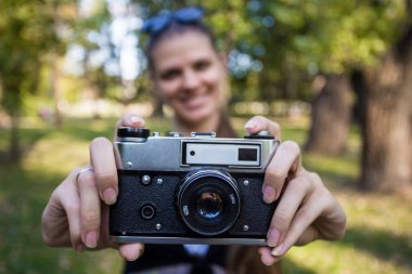 Eller eski vintage kamera tutan genç kadın
