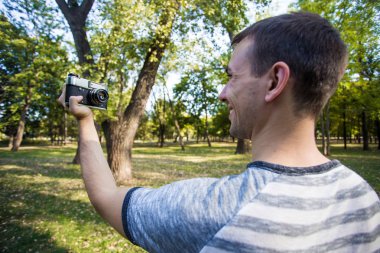 Genç adam selfie retro kameraya alıyor