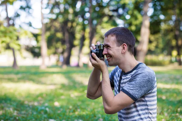 若い男はレトロなカメラで写真を撮る — ストック写真