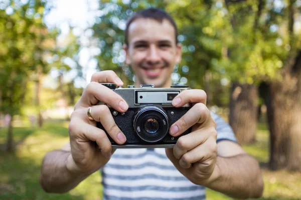 古いビンテージ カメラを手で保持している若い男 — ストック写真