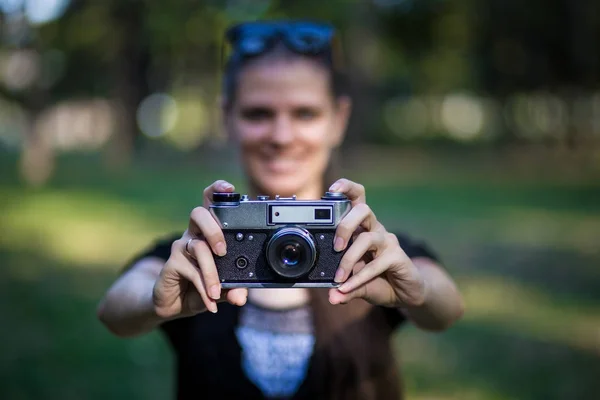 古いビンテージ カメラを手で保持している若い女性 — ストック写真