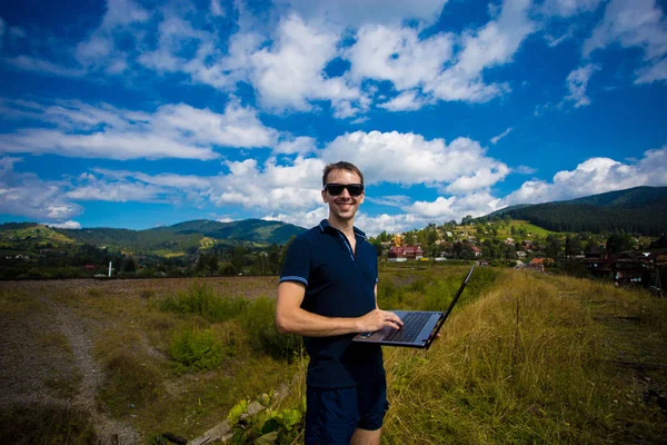 Genç adam kalış dizüstü bilgisayar ve çalışma 