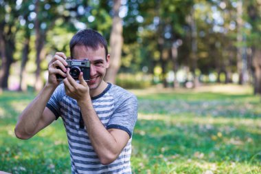 Genç adam retro kamera resim çekme