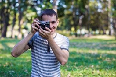 Genç adam retro kamera resim çekme