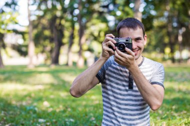 Genç adam retro kamera resim çekme