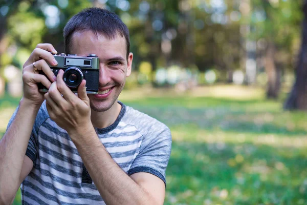 若い男はレトロなカメラで写真を撮る — ストック写真