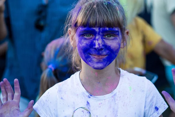 Mavi holi boyalar, küçük bir kız yüzü