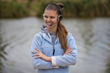 Bir kulaklık giyen çok gülümseyen bir müşteri hizmeti operatör portresi