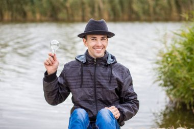 Ampul elektrik tutan adamlar